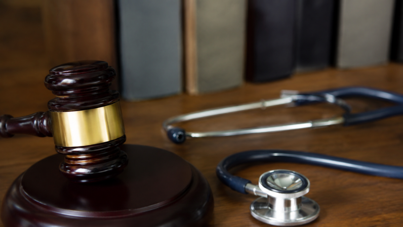 Justiça obriga plano de saúde a indenizar paciente que teve cirurgia reparadora negada