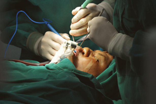Turismo de cirurgia plástica é alvo de estudo após mortes de pacientes na Turquia