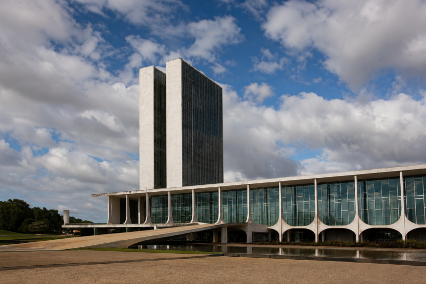 Edifício institucional em Brasília relacionado à fiscalização e ao orçamento de políticas públicas federais