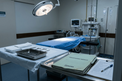 Morte durante cirurgia plástica na Bahia reacende alerta sobre segurança: o que o paciente deve verificar antes de operar