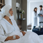 Paciente em recuperação hospitalar após cirurgia estética realizada durante viagem internacional