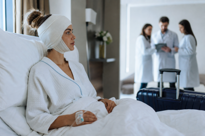 Paciente em recuperação hospitalar após cirurgia estética realizada durante viagem internacional