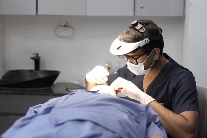 Dermatologista realiza um tratamento na pele de uma paciente em uma clínica moderna.
