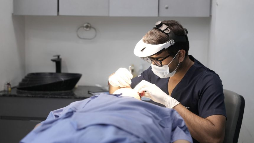 Dermatologista realiza um tratamento na pele de uma paciente em uma clínica moderna.
