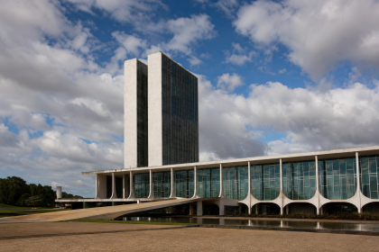 Edifício institucional em Brasília relacionado à fiscalização e ao orçamento de políticas públicas federais