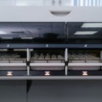 Máquina automatizada analisa várias amostras em um laboratório de pesquisa em saúde