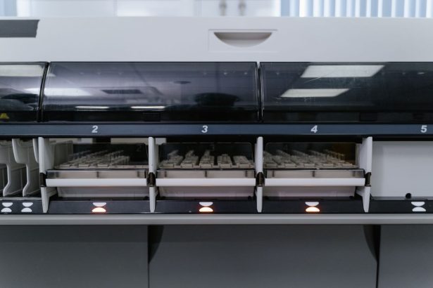 Máquina automatizada analisa várias amostras em um laboratório de pesquisa em saúde