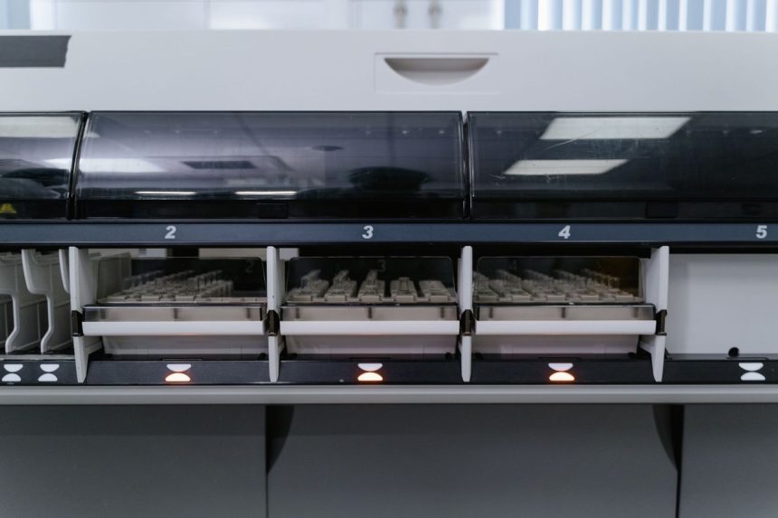 Máquina automatizada analisa várias amostras em um laboratório de pesquisa em saúde